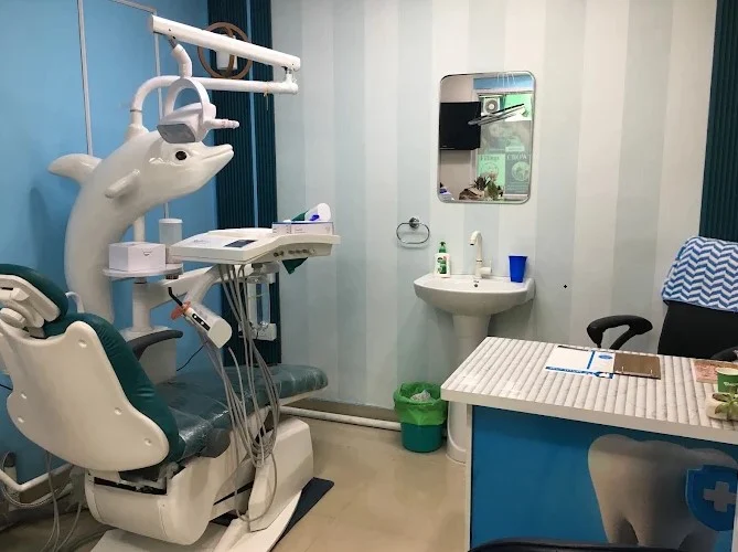 Our dental treatment chair, consultation desk and washbasin in the Gejha clinic