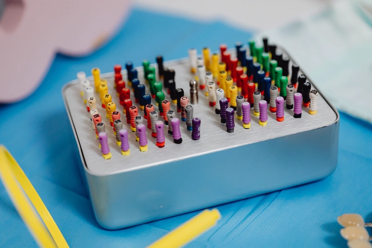 Endodontic files arranged in a clinical instrument tray